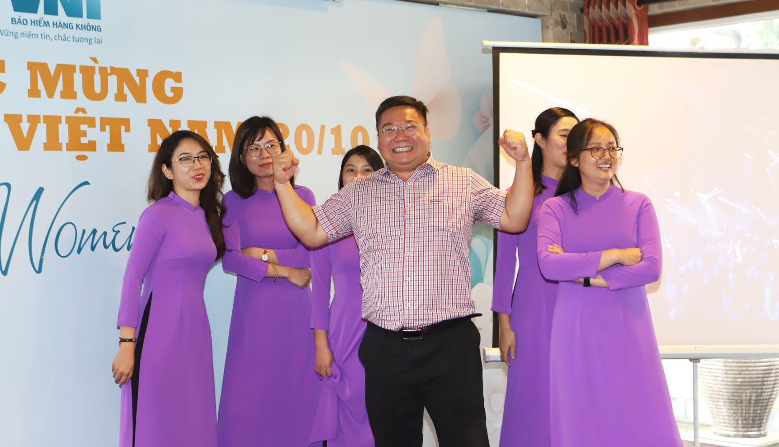 VNI TƯNG BỪNG CHÀO MỪNG NGÀY PHỤ NỮ VIỆT NAM 20/10
